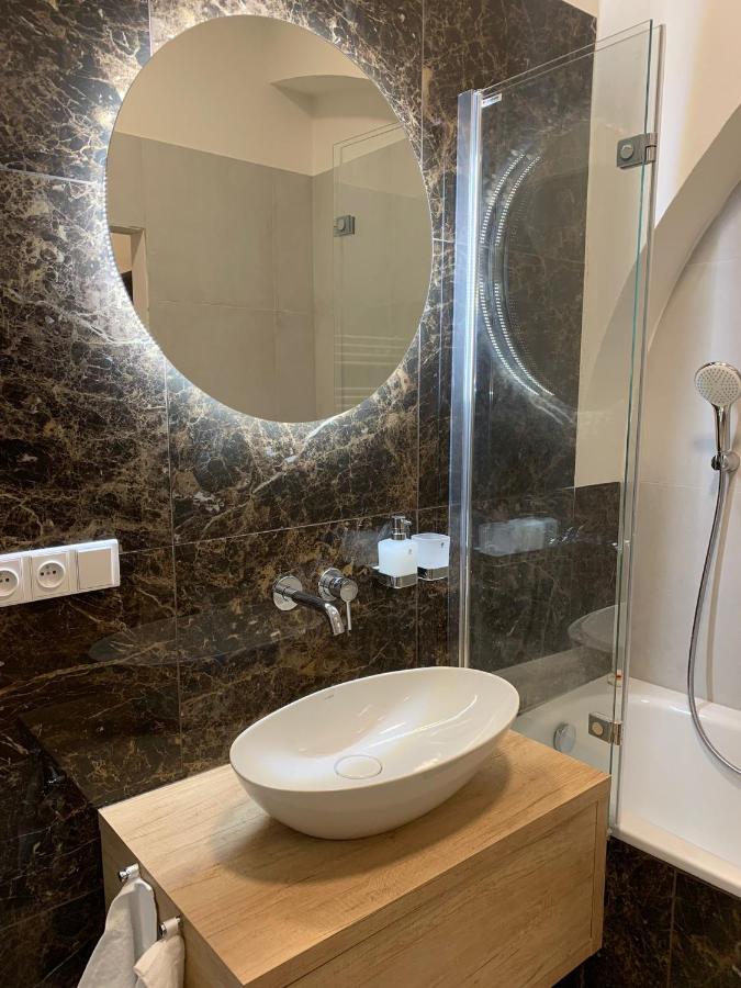 Bella Vista Collonade Apartment การ์โลวีวารี ภายนอก รูปภาพ